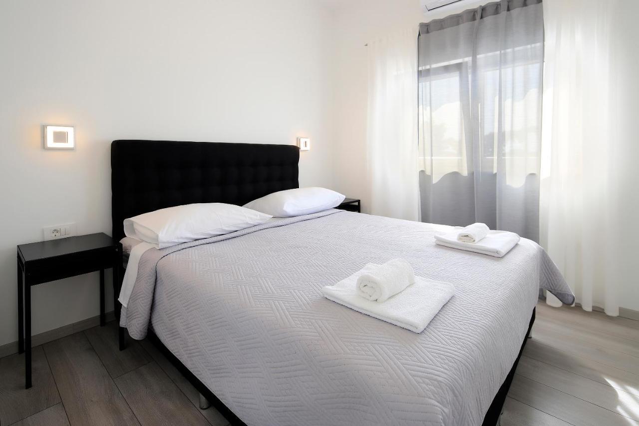 Apartments Lola Novaglia Esterno foto