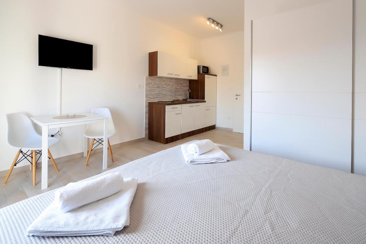 Apartments Lola Novaglia Esterno foto