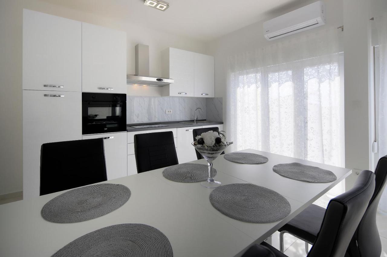 Apartments Lola Novaglia Esterno foto