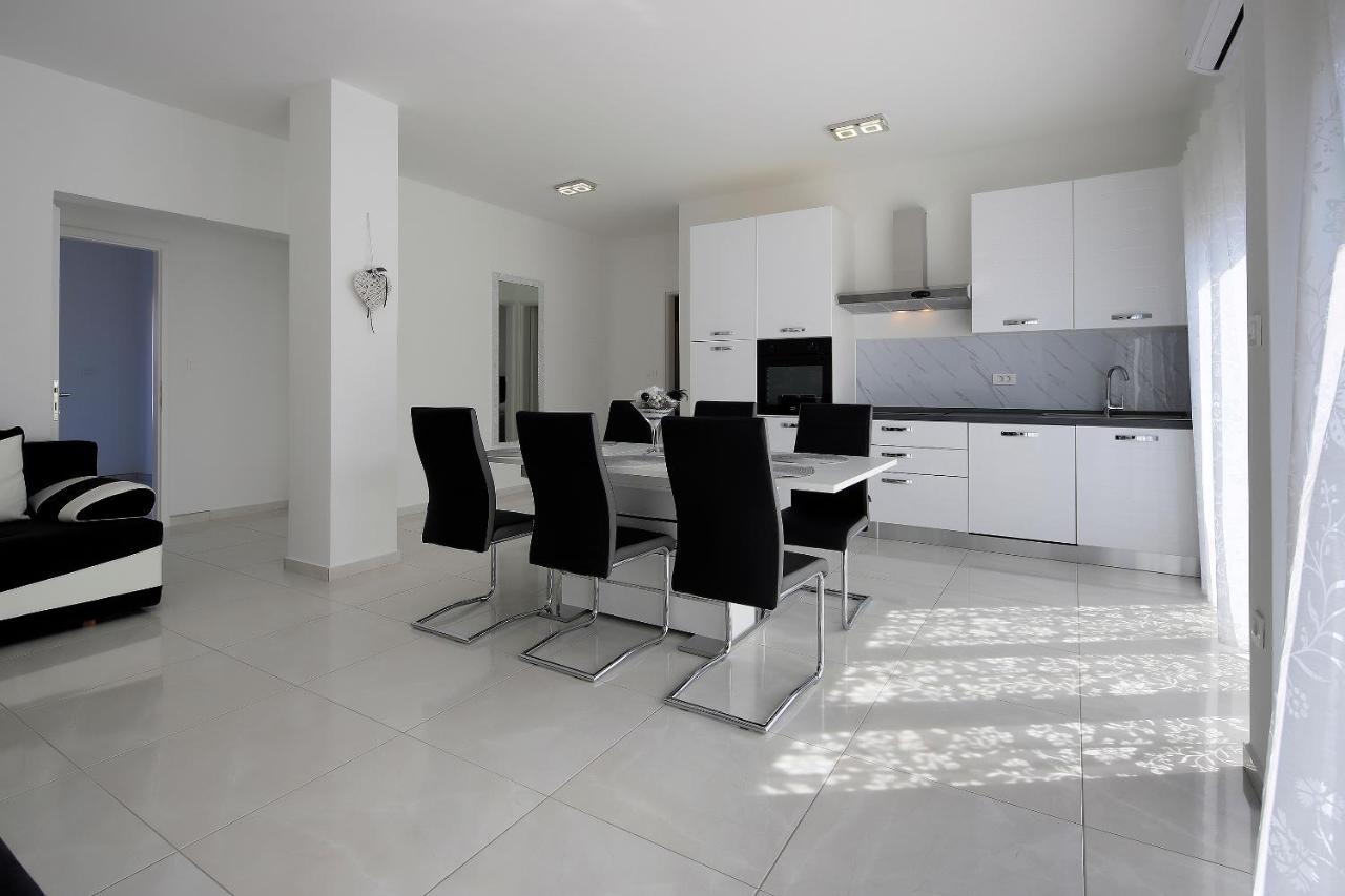 Apartments Lola Novaglia Esterno foto